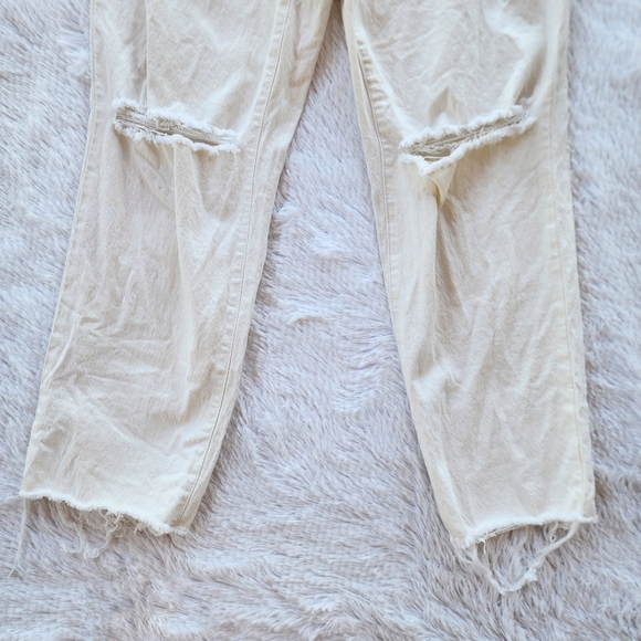 Universal‎ Thread Vintage Straight Cream Colored Distressed Jeans - Picture 3 of 9